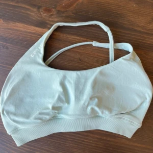 Ljusgrön oneshoulder sport-bh från DFYNE - Snygg ljusgrön oneshoulder topp från DFYNE med unik cut-out detalj framtill. Topp i stretchigt material med bred ribbad kant nedtill och smala axelband. I modellen impact i färgen palm green. 