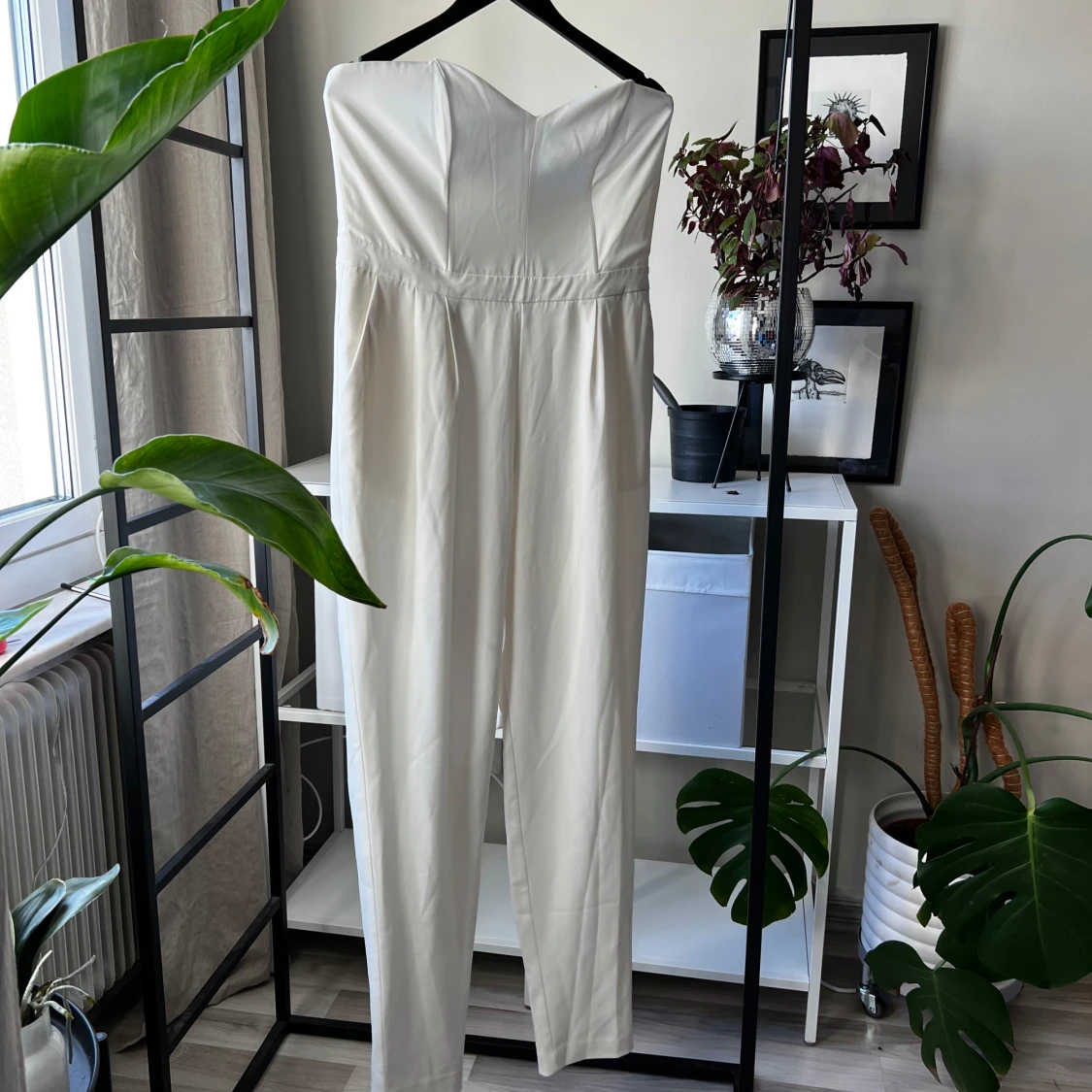 Vit axelbandslös jumpsuit