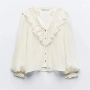 Populära blus från zara - Superfin blus från zara som knappt är använd, säljer då den inte kommer till användning 💓