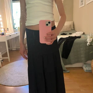 Svart långkjol  - Säljer denna svarta långkjolen från H&M i storlek 134.🩷 Priset kan diskuteras. Skriv vid frågor ( Ex. Midjemått, längd, osv ). ☀️