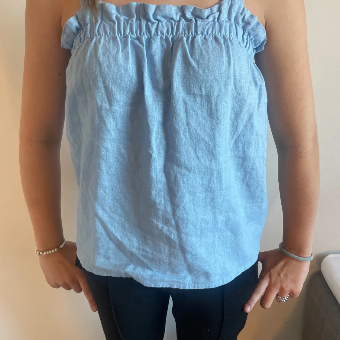 Ljusblå linnetopp med volangkant - 2