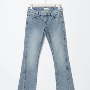 Ljusblå bootcut jeans med broderi - Helt nya och oanvända jeans. Twisted bootcut jeans, lt blue (36) lt blue från Gina Tricot. Köpte för 499kr.
