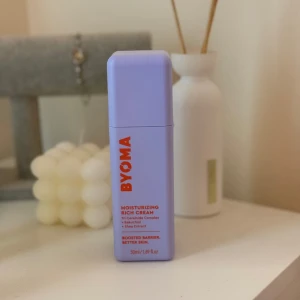 BYOMA Moisturizing Rich Cream 50ml - Fuktgivande ansiktskräm från BYOMA. Perfekt för dig som vill ha återfuktad och mjuk hud. Tagit en pump men inget mer.