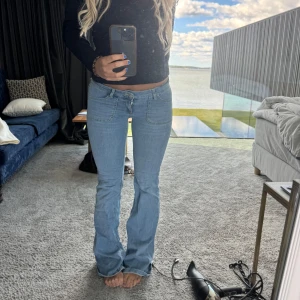 Lågmidjade jeans - Lågmidjade jeans från Nelly i storlek 36. Finns en liten bleknings fläck som man kan se på 4 & 5 bilden annars super fina
