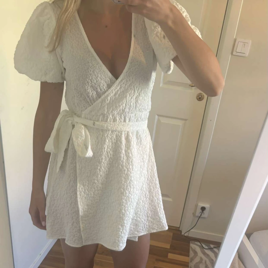 Vit omlottklänning med puffärm