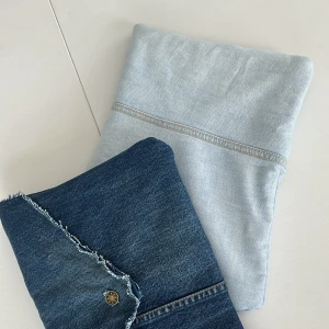 Ljusblå datorväska i jeans  - Snyggt datorfodral i ljusblått är hemma sytt av återvunnet jeansmaterial med klassisk sömmar. För att datorn ska skyddas är det ett filtmaterial insytt  innanför jenasmaterialen! Hör av dig vid frågor!