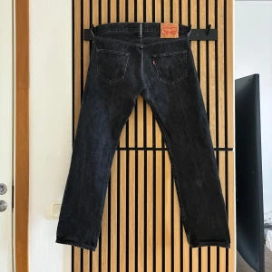 Levis 501 - Svarta levis jeans, använda men väl omhändertagna. Storlek 30/30