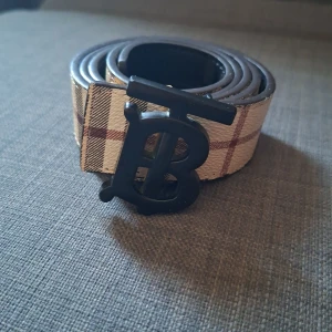 Stiligt burberry bälte - Burberry bälte i bra skick och det är 110cm hör av er om ni är intresserade av bältet
