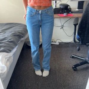 Jeans bikbok - Säljer dessa jeans då dom aldrig kommer till användning. Storlek 24/32 står att dom är low men skulle mer säga middle eller höga, med raka ben 🌸