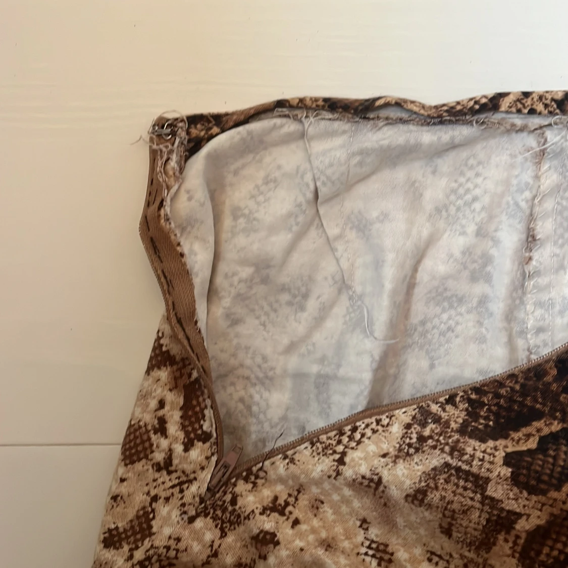 Bruna bootcut byxor med ormmönster - 2