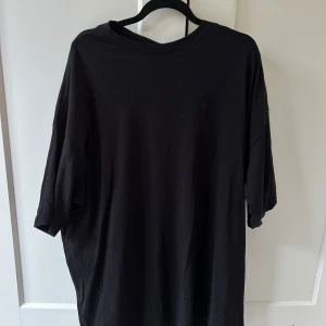 Svart oversized t-shirt från Weekday - En så cool svart oversized t-shirt💗🥰