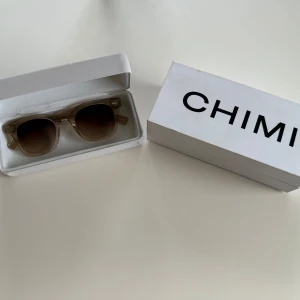 Chimi 02 - Chimi 02 Ecru i bra skick. Någon repa finns men inte i glasen. Skickad eller hämtas i Mölndal. 