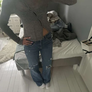 Jeans med hål  - Säljer dessa lågmidjade jeans med hål från Zara, nästan helt nya 