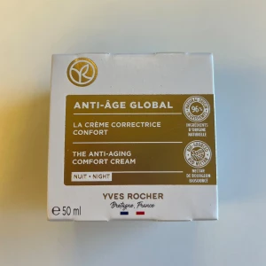 Yves Rocher Anti-Âge Global nattkräm - Anti-Âge Global nattkräm från Yves Rocher, 50 ml. En lyxig ansiktskräm med 96% naturliga ingredienser och botaniskt knoppnektar. Ger huden lyster, minskar rynkor och stärker huden under natten 💚