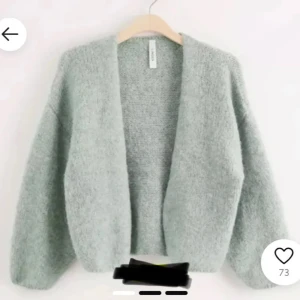 Lindex kofta  - Säljer söt gosig kofta från Lindex som har lite täcken på använding. Det är storlek s men passar xs. pris kan diskuteras.