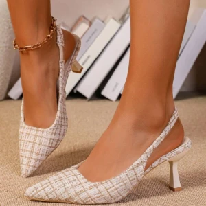 Beige rutiga pumps med klack - Snygga pumps med spetsig tå och låg klack i beige och vitt rutigt tyg. Skorna har öppen häl med rem och en elegant, modern form som passar perfekt till trendiga outfits.