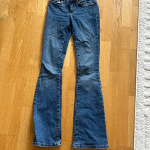 Blå bootcut jeans från Vero Moda - Snygga blå bootcut jeans från Vero Moda i klassisk denim. Jeansen har normal passform och är tillverkade i bomullsmaterial.