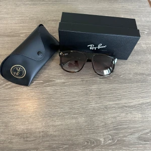 Ray-Ban boyfriend - Helt nya Ray-Ban boyfriends  . Klassisk modell. Kommer med originalfodral och box.