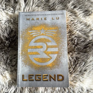 Legend - Legend av Marie Lu är en spännande bok med en futuristisk känsla och den första boken i en trilogi som jag absolut älskar. Perfekt för dig som gillar action, mysterier och starka karaktärer. En bok som är svår att lägga ifrån sig och passar perfekt för dig som vill ha något riktigt fängslande. Denna är på engelska! 