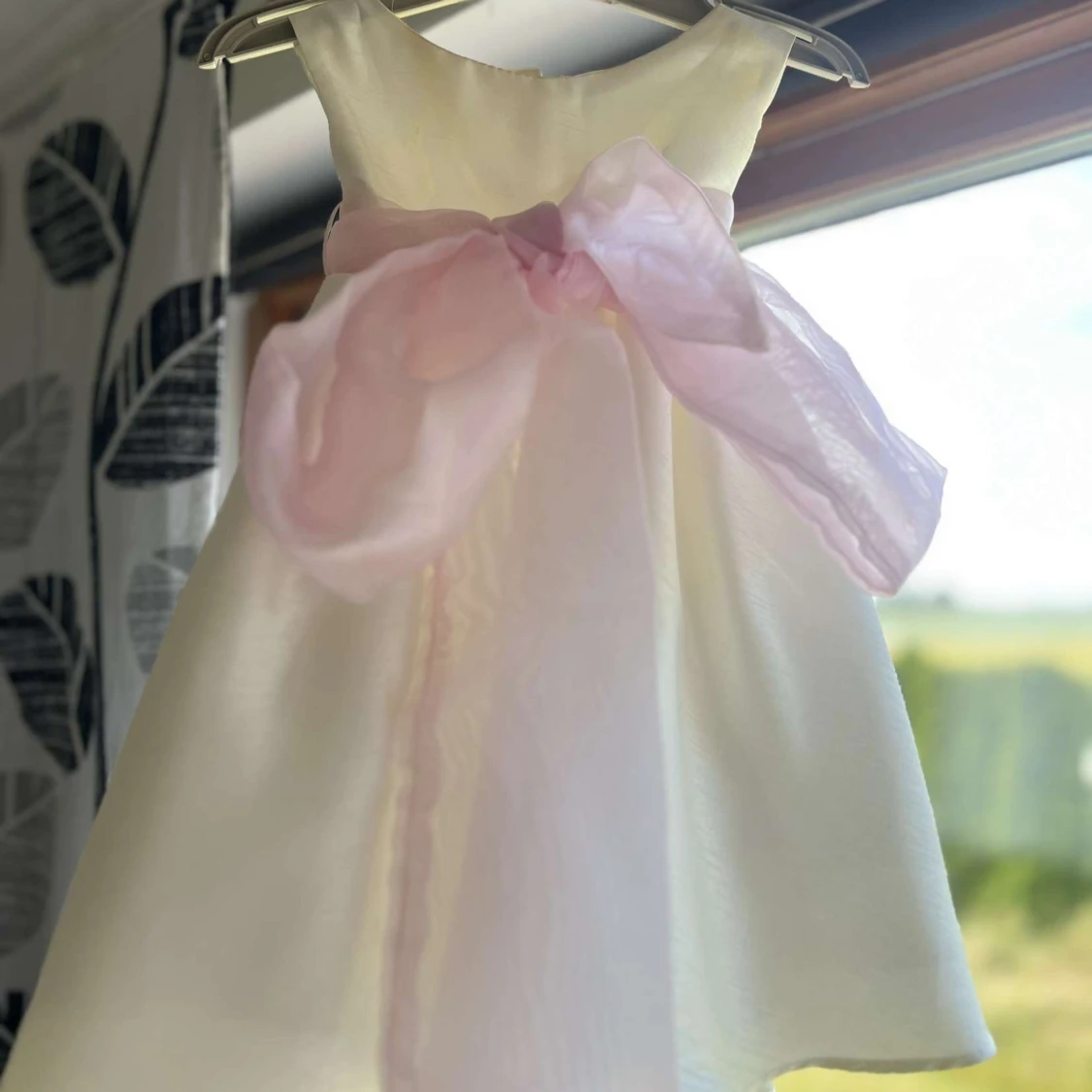 Vit kortklänning med rosa rosett - 3