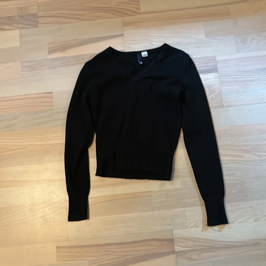 Svart v-ringad tröja i storlek 38 - 2