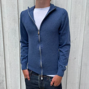 Stenströms 100% Merino Fullzip - Säljer nu denna sjukt eftertraktade tröjan av det kvalitativa märket ”Stenströms”!🌤️ | Nypris på 2300kr | Tröjan är krympt ned till ca XS och passar dig under 170!🫰| Hör av dig vid minsta fråga! /K