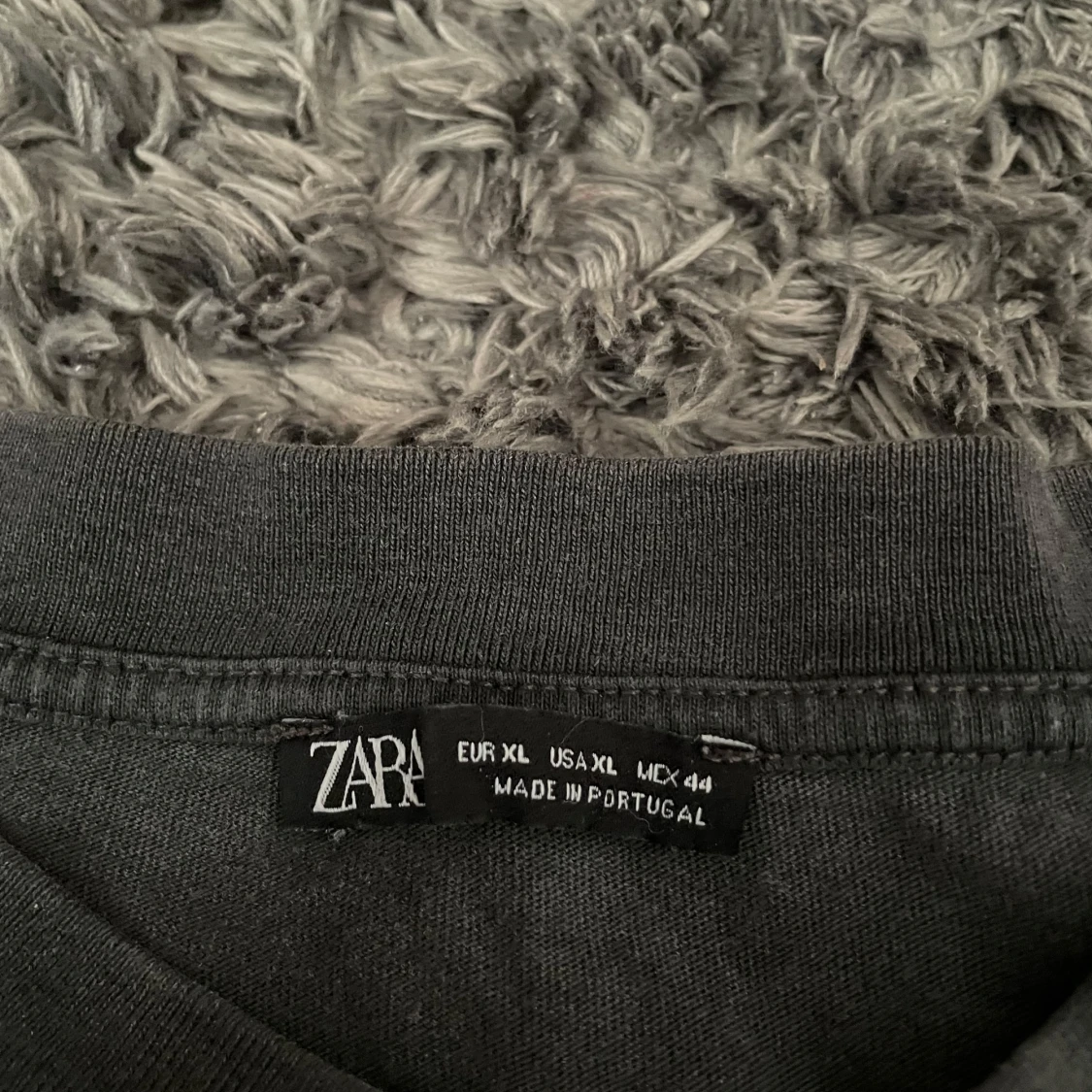 Svart t-shirt med tryck från Zara XL - 2