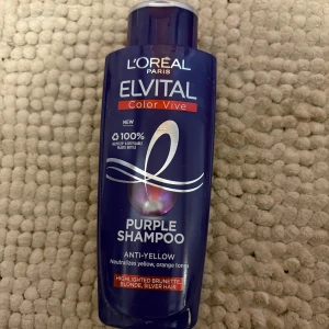 L'Oréal Elvital Color Vive Purple Shampoo - Lila schampo från L'Oréal Elvital Color Vive som motverkar gula och orange toner i håret. Perfekt för dig med blont, slingat eller silverfärgat hår. Kommer i en mörklila plastflaska på 200 ml och är framtagen för att neutralisera varma nyanser.