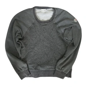 Moncler Maglia Girocollo Crewneck (Grey) - Snygg grå sweatshirt från Moncler med klassisk rund hals och Moncler-logga på ärmen. 14 dagars returrätt och äkthetsgaranti! Skriv om du har frågor.