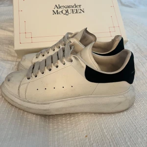 Alexander McQueen skor - Tja säljer ett par Alexander McQueen skor i storlek 39. Det är en defekt i högerskott vid hälen där tyget har gott upp. Ny pris ca 6000kr. Kvitto finns