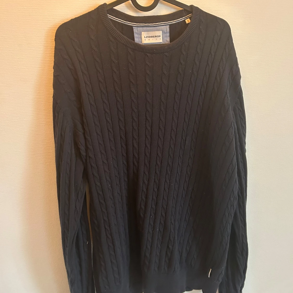 Mörkblå kabelstickad tröja Lindbergh