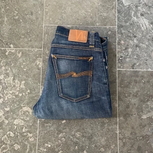 Nudie jeans - Nudie jeans || modell: Tube Tom (slim fit) || skick 9/10 || Strlk 31:32 || Bara att skriva vid frågor och funderingar!!