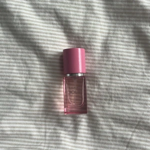 CAIA JOLIE parfym rosa flaska - Säljer en CAIA JOLIE parfym i en snygg, genomskinlig rosa glasflaska med matchande rosa lock. Flaskan är liten och smidig, perfekt att ha med sig i väskan. Modern design med silvrig detalj vid halsen. Doften är Eau de Parfum. Inte fri frakt!📦💞