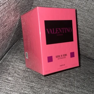 Valentino Donna Born In Roma Extradose 100ml - Parfymen Valentino Donna Born In Roma Extradose kommer i en snygg, rosa kartong med svarta och lila detaljer. Flaskan rymmer 100 ml och är en exklusiv doft för dig som vill sticka ut. Parfymen är en eau de parfum och levereras i originalförpackning.