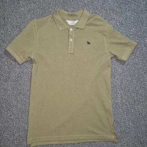 HM Pikéer - Säljer flera HM Pikéer, 1 för 100 alla 4 för 300.