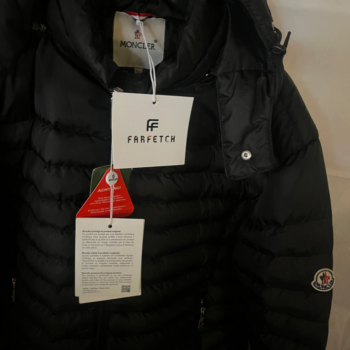 Svart Moncler dunjacka med huva - 3