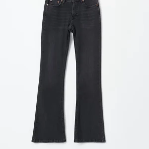 Svarta bootcut jeans från Perfect Jeans - Snygga svarta bootcut jeans från Perfect Jeans i storlek 34. Säljer då de är för små och jag nu är för lång. Har använts men ser ut som helt nya. Har inge fläckar eller är sönder på något ställe.