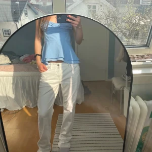Lågmidjade vita jeans - Snygga vita jeans, köpta på plick men var tyvärr för stora. Lågmidjade med rak modell. Bilderna är lånade från förra säljaren. Midjemått: 39, innerbenslängd: 78
