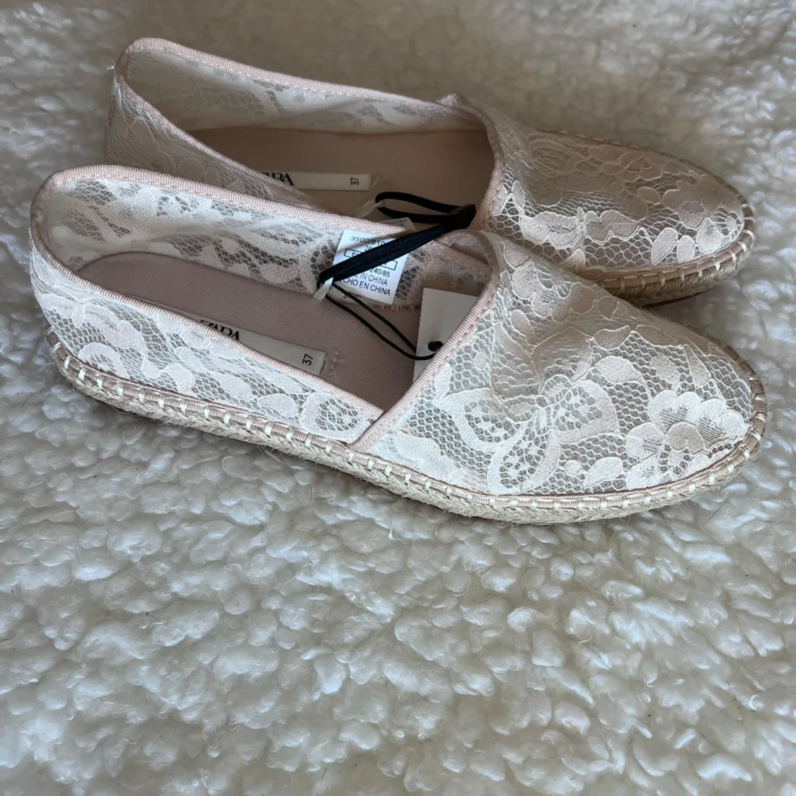 Beige spetsiga espadrillos från Zara