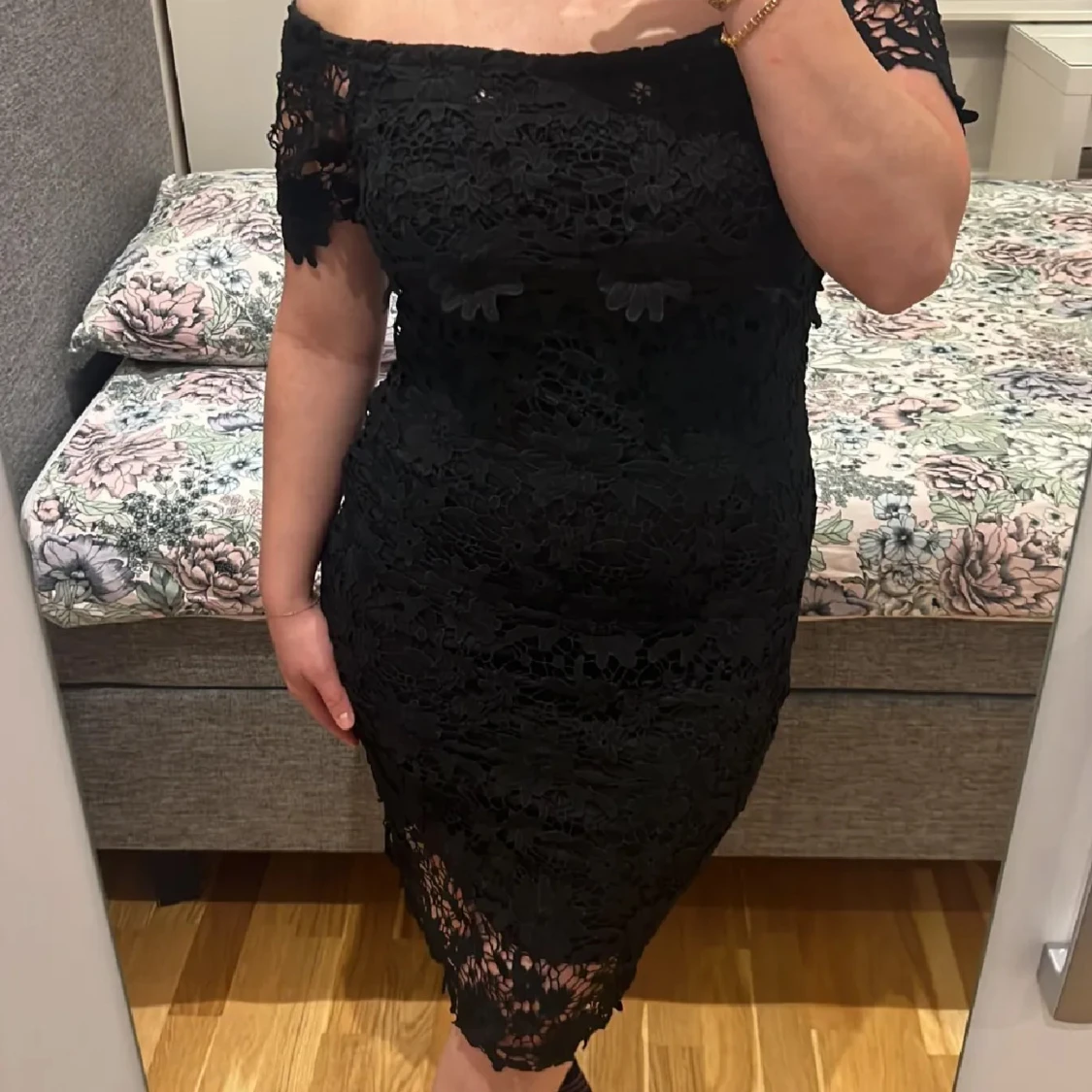 Svart spetsklänning offshoulder