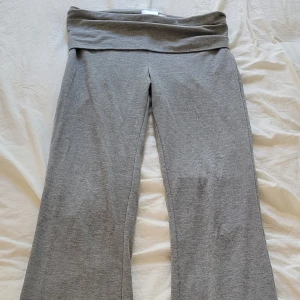 Gråa yogapants  - Grå yogapants från ginas barnavdelningen i storlek 158-164 vilket motsvarar till ungefär en xs. De är använda men syns inga riktiga defekter förutom smått vid ena benet (bild 5). Säljer pga de har blivit för små för mig.