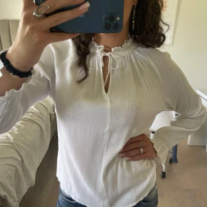 Blus - Sparsamt använd blus!!💝