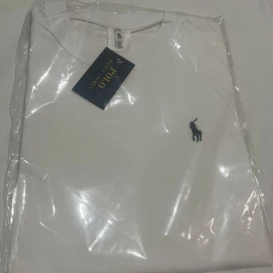 Helt Ny Polo Ralph Lauren T-shirt  - Säljer en helt ny och oanvänd Polo Ralph Lauren t-shirt i klassisk vit färg. För fler bilder eller frågor kontakta mig. 