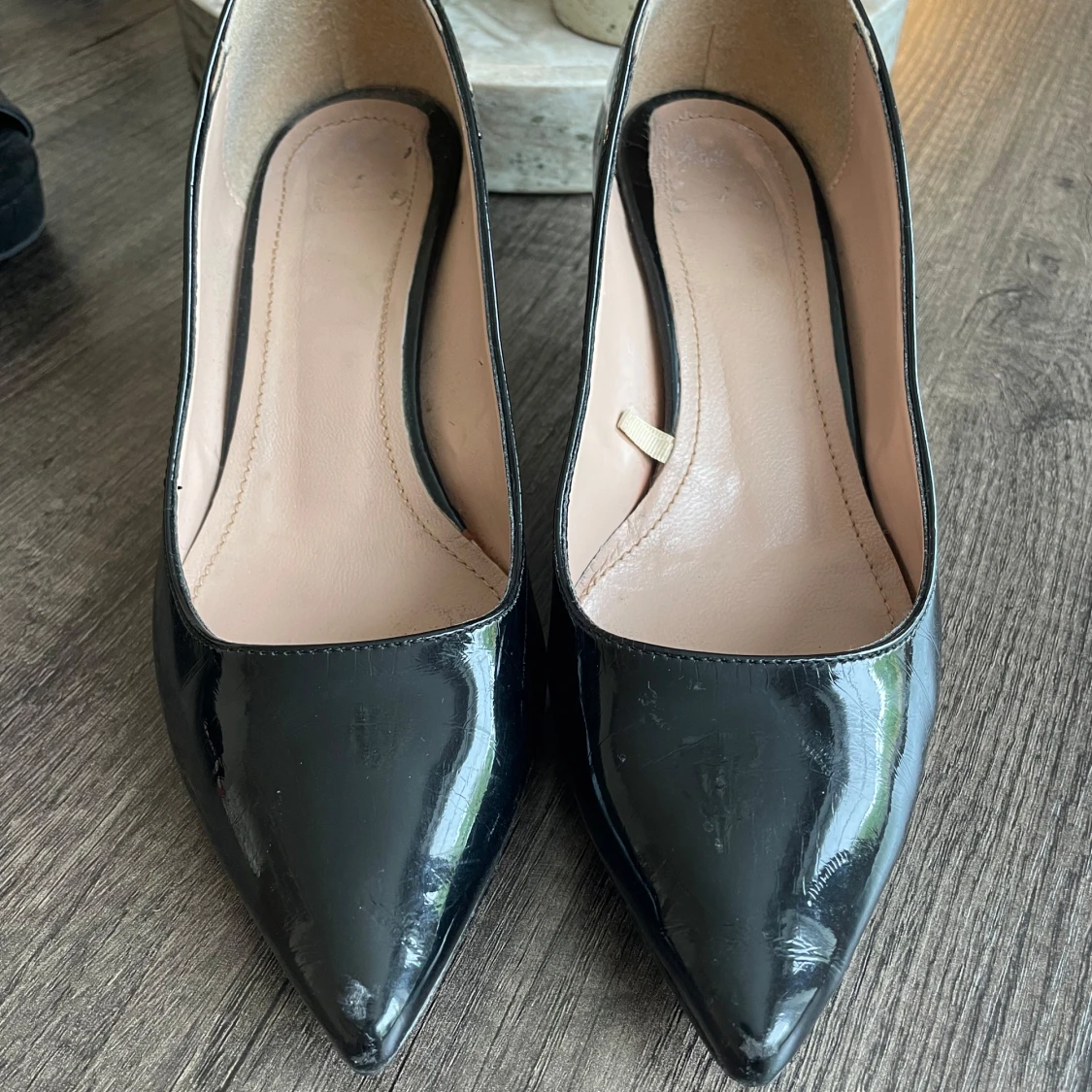 Svarta lackpumps med spetsig tå