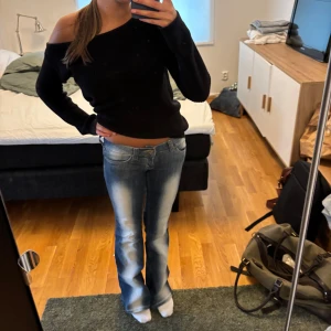 Blå bootcut jeans - Säljer mina snygga jeans från weekday med ljusa ”ränder”.  Jag har använt dom några gånger med de är som nya! 