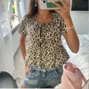 Leopardmönstrad blus från Gina Tricot - Supersöt blus med leopardmönster från Gina Tricot. Första två bilderna är lånade. Bara använd kanske en gång så nyskick❤️ kontakta för eventuella frågor 