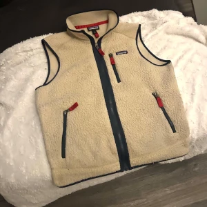 Patagonia väst - Tja! Säljer denna riktigt feta och unika Patagonia väst som är unik och snygg! Skicket 9/10 ingen syn på användning nypris 1200 mitt pris 999! Hör av er om ni skulle ha några funderingar! 
