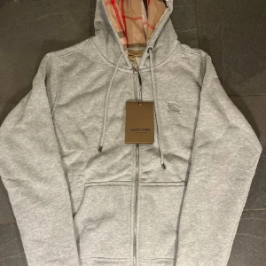 Grå hoodie från Burberry med dragkedja - Snygg grå hoodie från Burberry