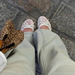 ballerinaskor med spets - Superfina vita ballerinaskor i spets! Aldrig använda så i mycket bra skick, säljer pga att de är för stora!💞