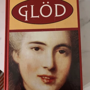Glöd - En roman med starka känslor och djup, perfekt för dig som gillar gripande berättelser. Utgiven av Bonnier Alba, med ett omslag som väcker nyfikenhet. Passar unga vuxna som söker något annorlunda och engagerande.